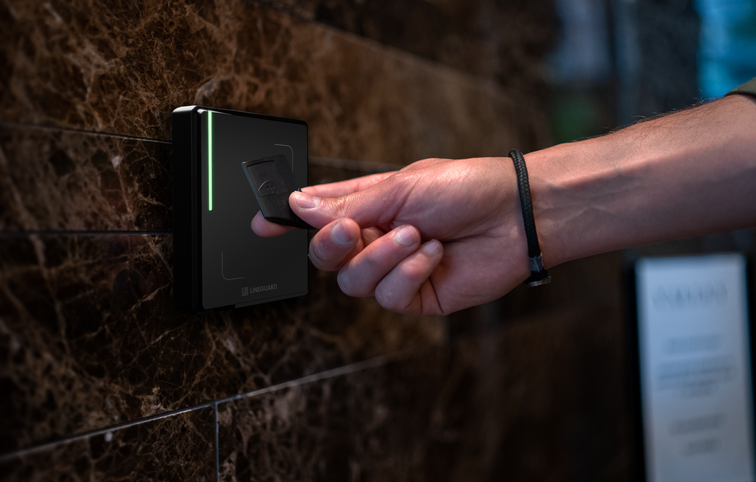 Intégration d'un lecteur de badge Line Ultra Prox en situation dans un immeuble pour une sécurisation élégante des accès de bureaux