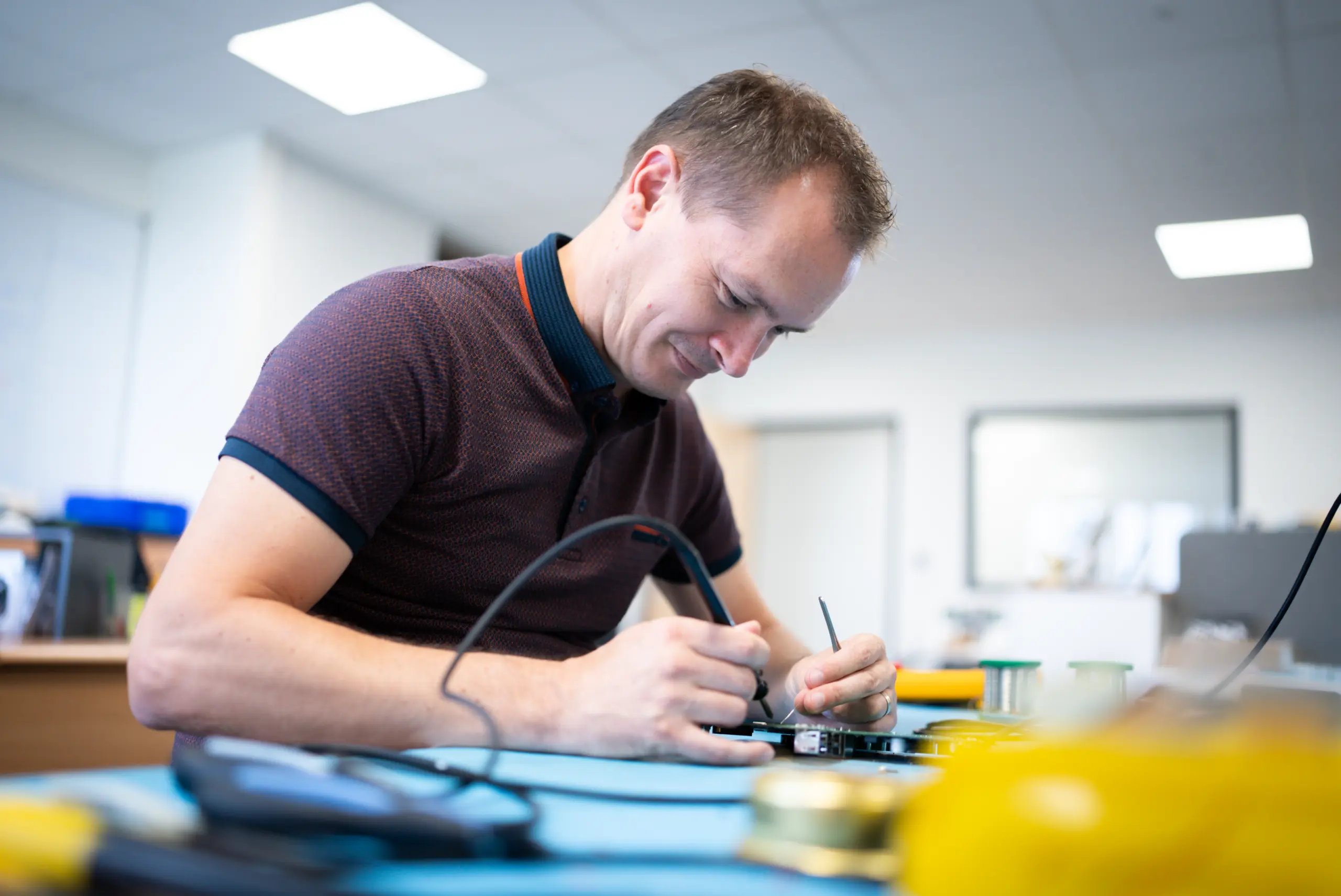Collaborateur entrain de travailler sur les lecteurs de contrôle d'accès LiNEGUARD