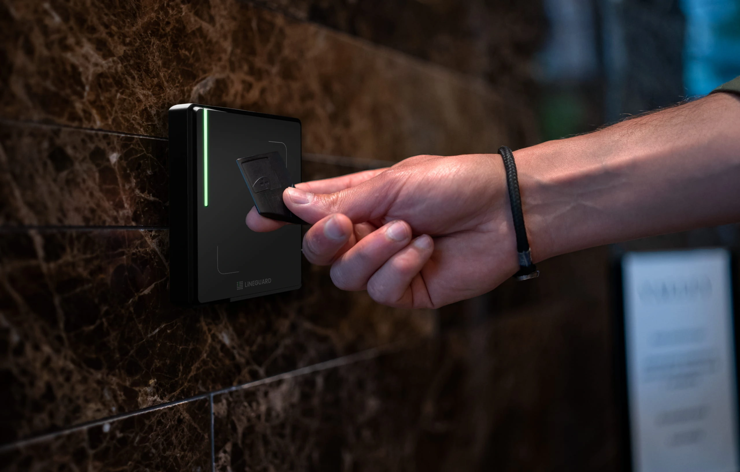 Lecteur de badge Line Ultra Prox en situation dans un immeuble résidentiel 