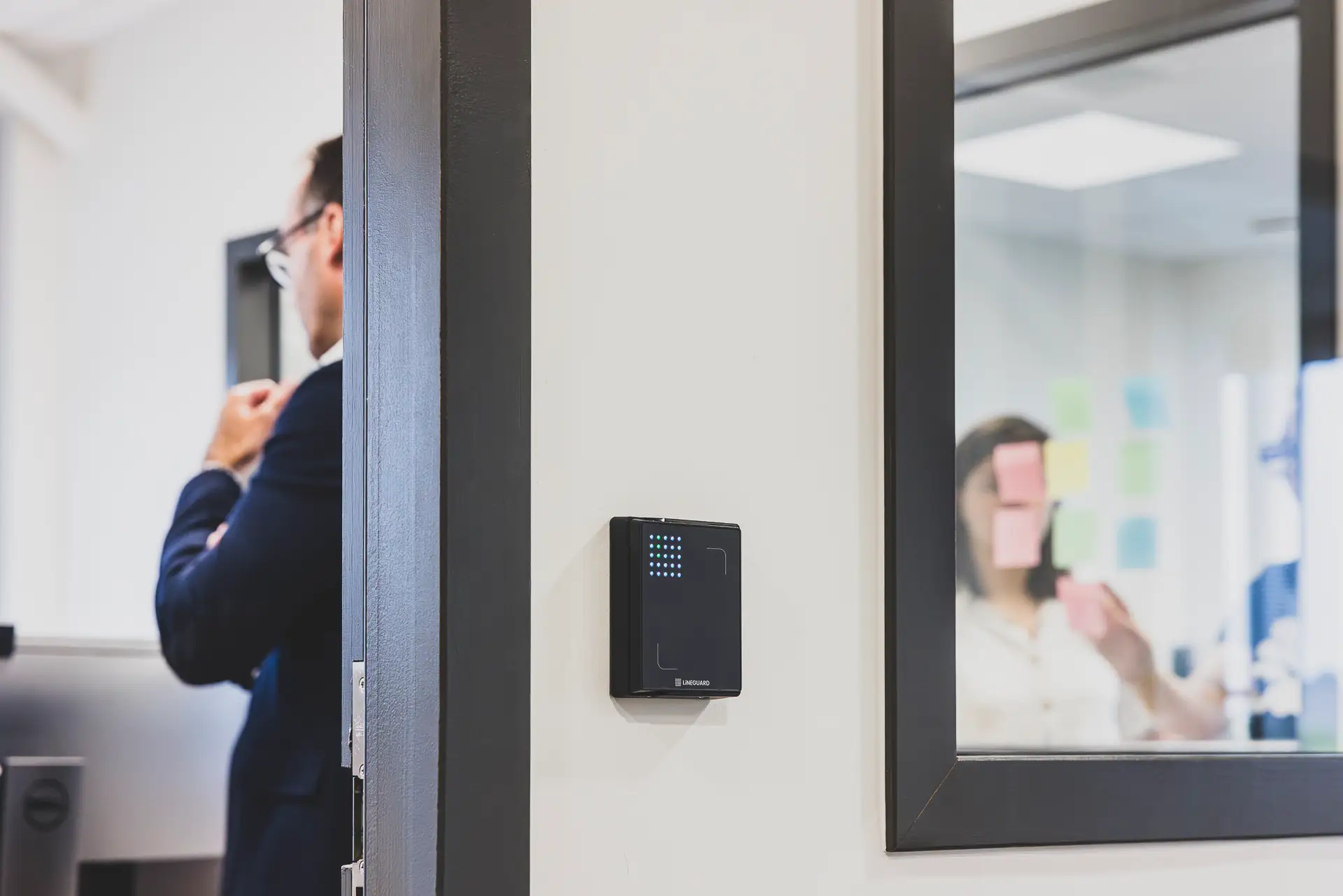 Lecteur de badge LiNEGUARD Matrix Ultra Prox devant un bureau sécurisé